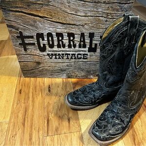 Corral Vintage Black Grey Floral Embroidery Snip Toe Cowgirl Boots Size 8.5M